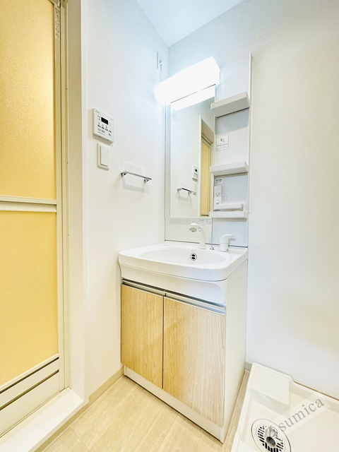 洗面設備　洗面台独立、洗髪洗面化粧台で朝の身支度もはかどります。