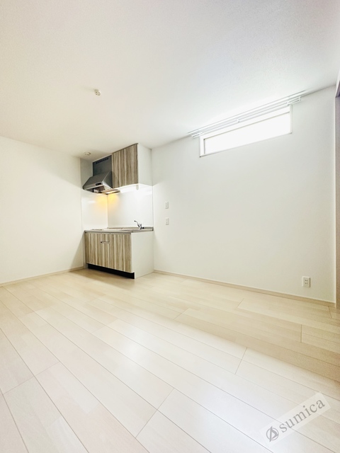 居室・リビング　内装は白を基調として建具とがグッと映えて．．．