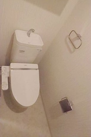 トイレ　温水洗浄便座。