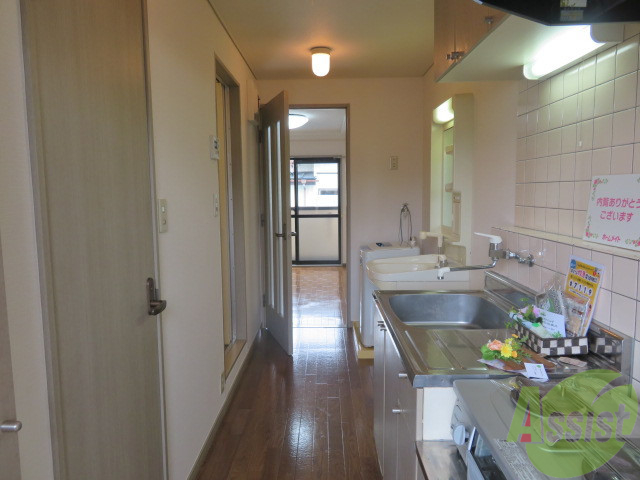 玄関　玄関は広くて靴の脱ぎ履きもしやすそうですね。