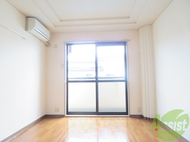 居室・リビング　日差しがたっぷり入る明るいお部屋ですよ。