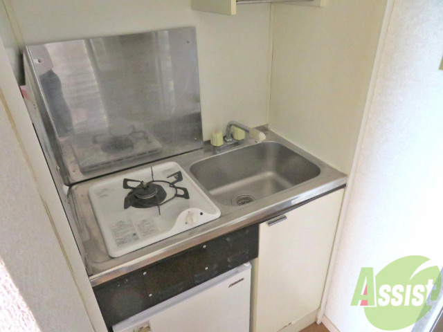 キッチン　キッチンは１口のガスコンロが設置済みで便利ですね