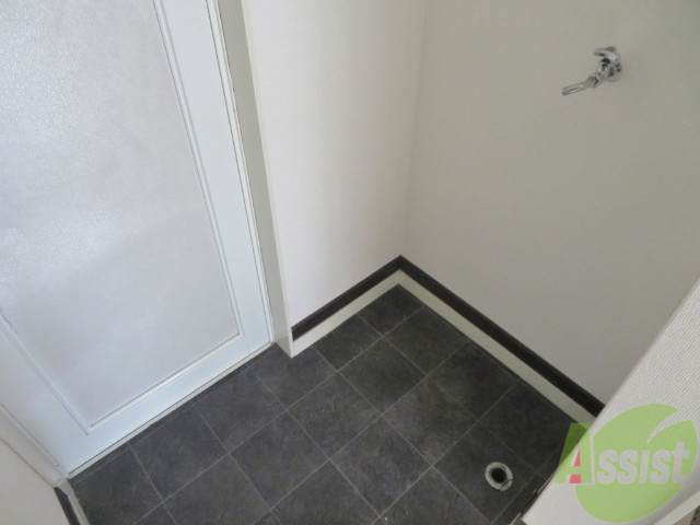 玄関　玄関には洗濯機置き場のスペースがあります