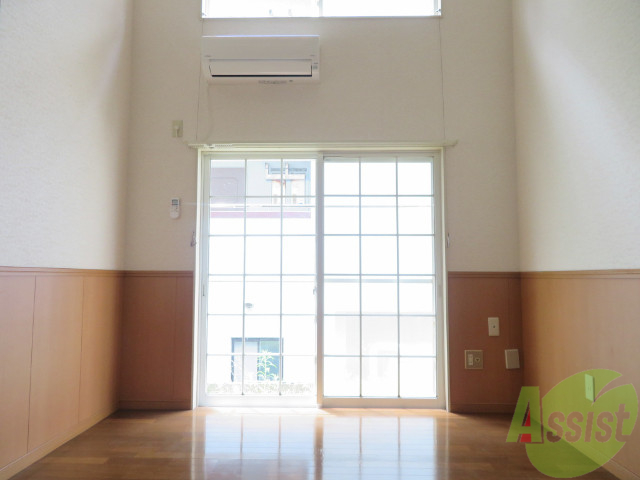 居室・リビング　天井の高さ、開放感がポイントのお部屋です