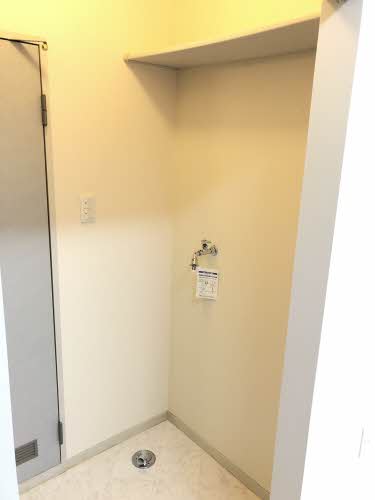 玄関　掲載写真は同型モデルを掲載しており実際のお部屋と仕様等が異な