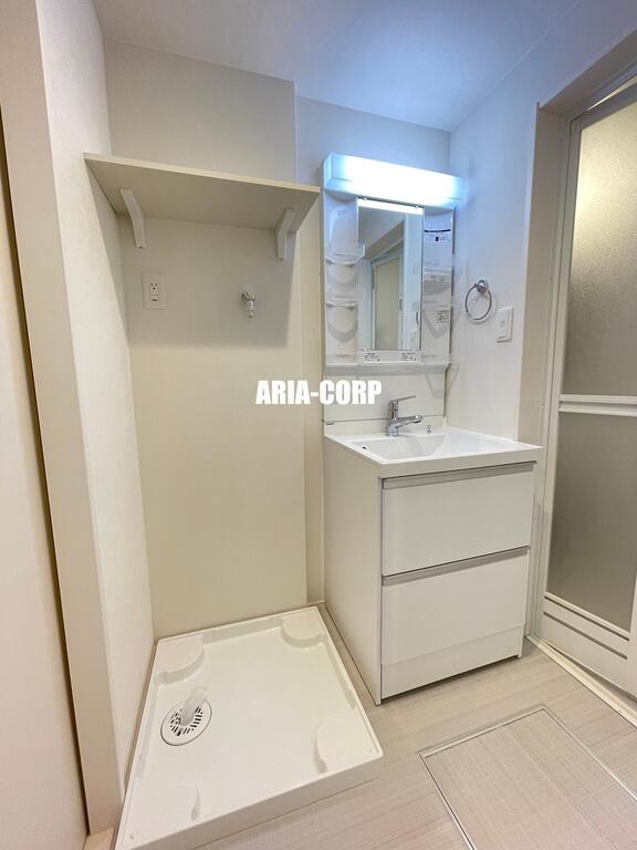 洗面設備　独立洗面台はシャワーヘッドタイプで洗髪や手入れに〇です