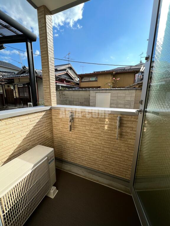 バルコニー　バルコニー、室内物干し、浴室の3か所で洗濯干しが可能です！