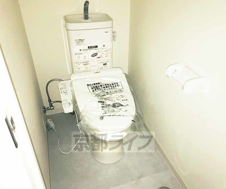 トイレ　ウォシュレット付き。