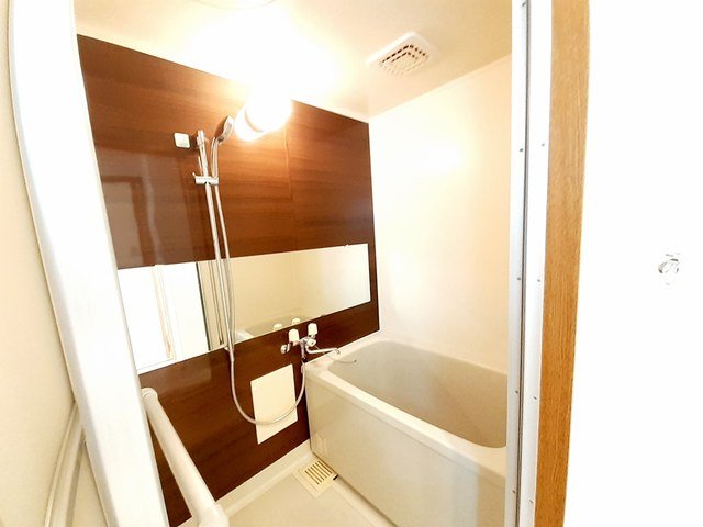 バス・シャワールーム　コンパクトで使いやすいお風呂です