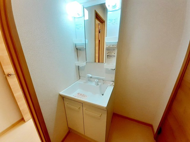 洗面設備　明るい洗面所です