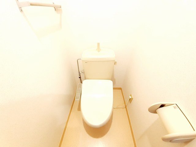 トイレ　落ち着いた色調のトイレです