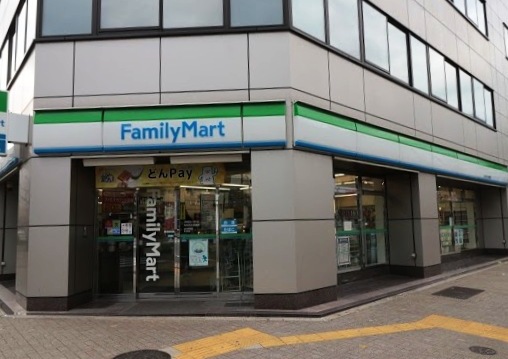 コンビニ　ファミリーマート 九丁堀店（コンビニ）まで835m