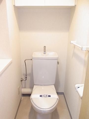トイレ　収納豊富なトイレ