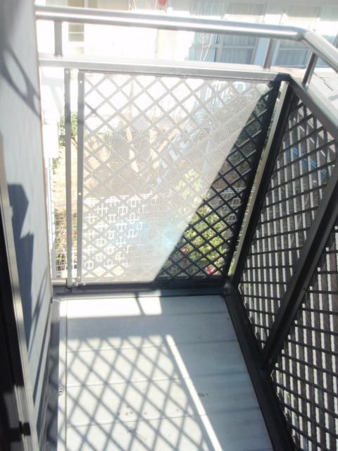 バルコニー　バルコニーは幅あり洗濯干しに便利です