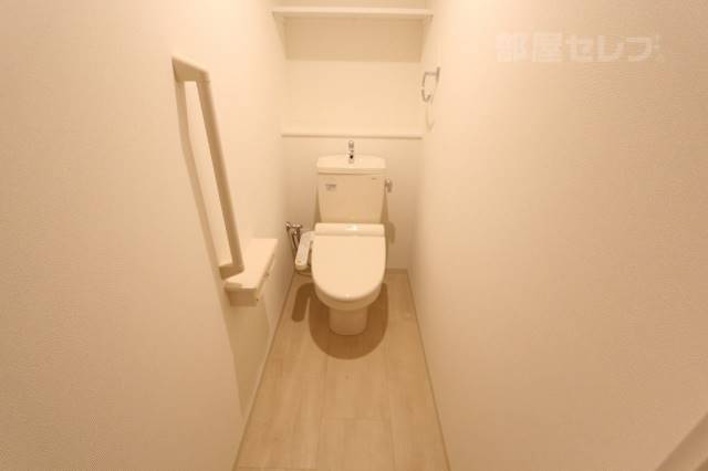 トイレ　温水洗浄便座が設備として備わります。