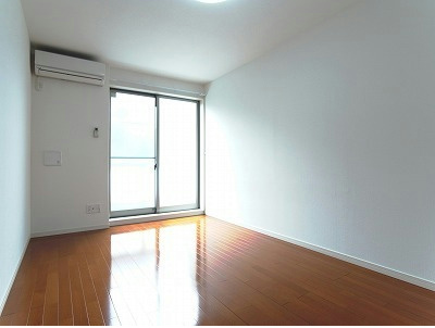 居室・リビング　エアコン付きで一年中快適にお住み頂けます。