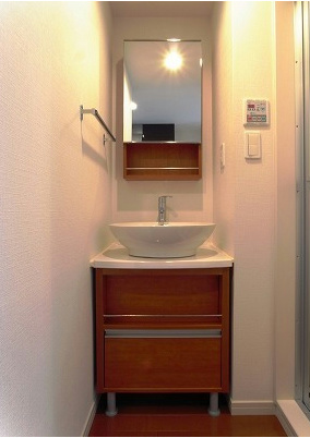 洗面設備　朝に便利な独立洗面台です。