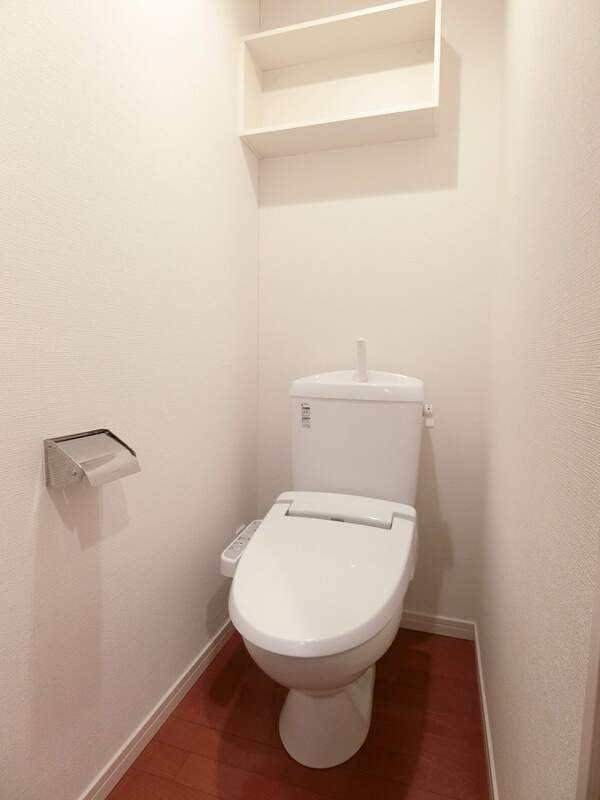 トイレ　温水洗浄便座付きのトイレです。