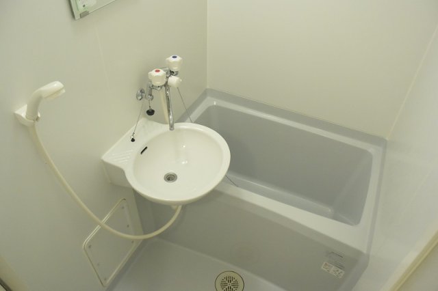 バス・シャワールーム　浴室乾燥機付きで雨の日も安心♪