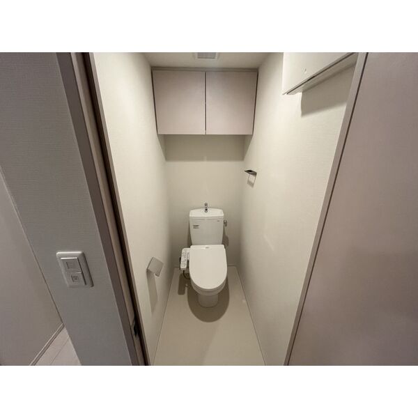 トイレ　落ち着いた色調のトイレです