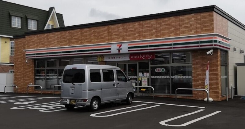 コンビニ　セブンイレブン札幌北32条東8丁目店（コンビニ）まで356m