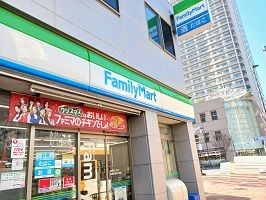 コンビニ　ファミリーマート（コンビニ）まで400m