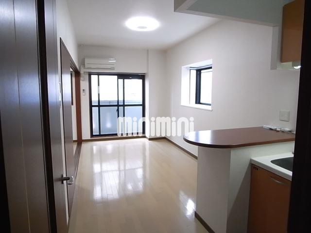 居室・リビング　角部屋なので出窓があります