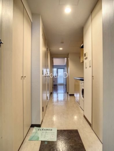 玄関　内見予約受付中、お気軽にお問い合わせください。