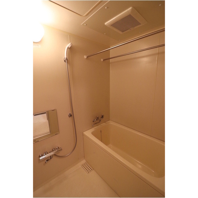 バス・シャワールーム　※同タイプ・別部屋の写真になります