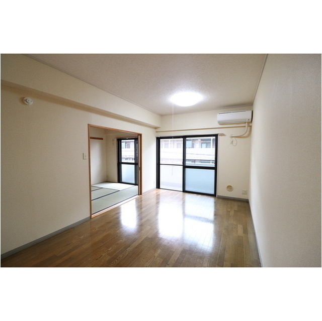 居室・リビング　※同タイプ・別部屋の写真になります