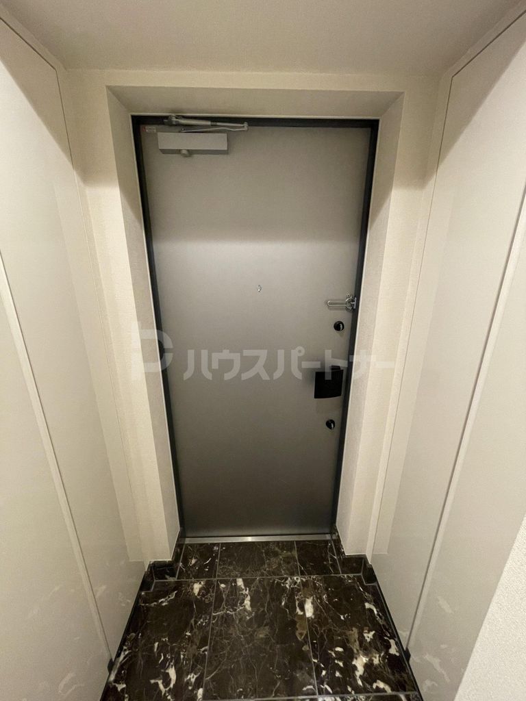 玄関　駐車場