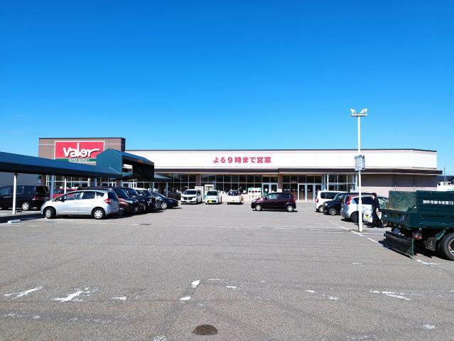 スーパー　バロー松任店（スーパー）まで555m