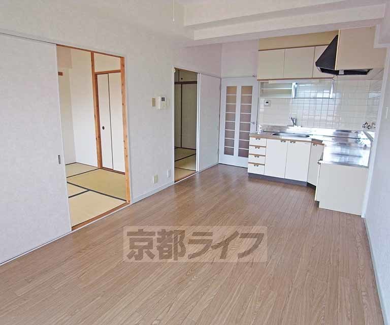 居室・リビング　日当たり良好で明るいリビングです。