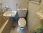 トイレ　ユニットバス内のトイレです。一人暮らしなら十分ですね。