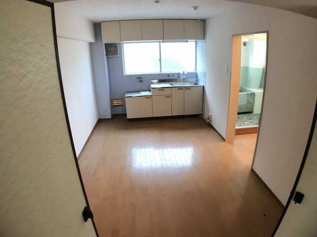 居室・リビング　床色が明るい色合いで、とてもきれいです。
