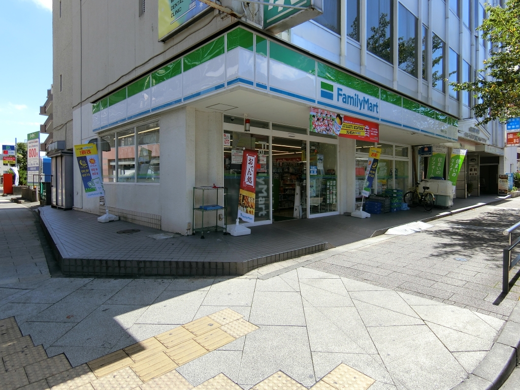 コンビニ　ファミリーマート　多摩関戸五丁目店（コンビニ）まで729m