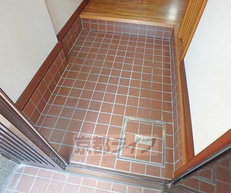 玄関　広々タイル張りの玄関です。