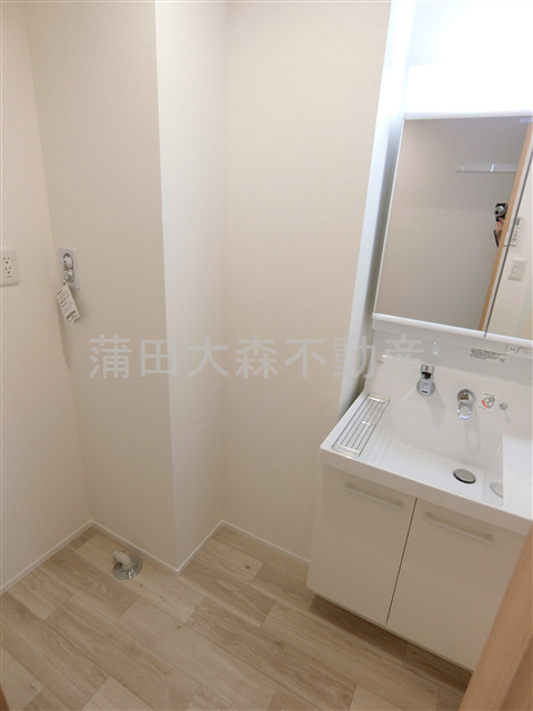洗面設備　2面鏡の独立洗面台　洗濯機置き場　洗面脱衣所