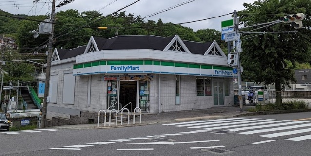 コンビニ　ファミリーマート 神鉄花山駅前店（コンビニ）まで1284m