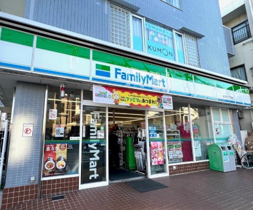 コンビニ　ファミリーマート西が丘一丁目店（コンビニ）まで228m