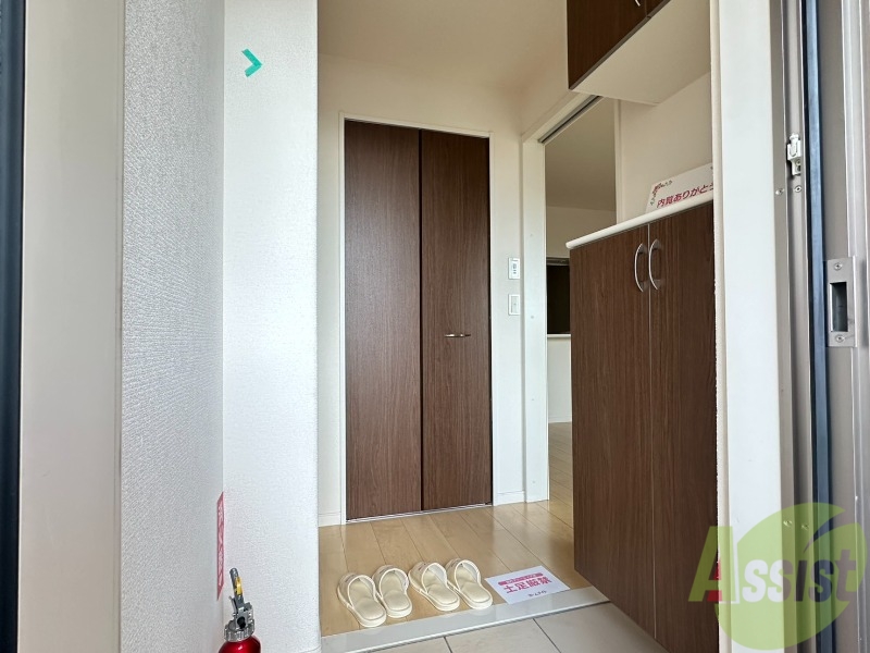 玄関　玄関から撮影しました。明るい印象ですね。