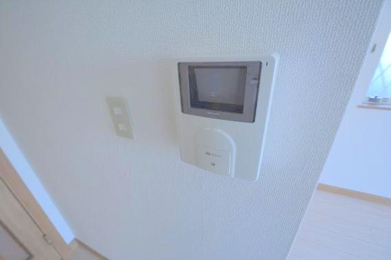 セキュリティ　TVモニターホンで来客が誰か確認してから開けて下さいね