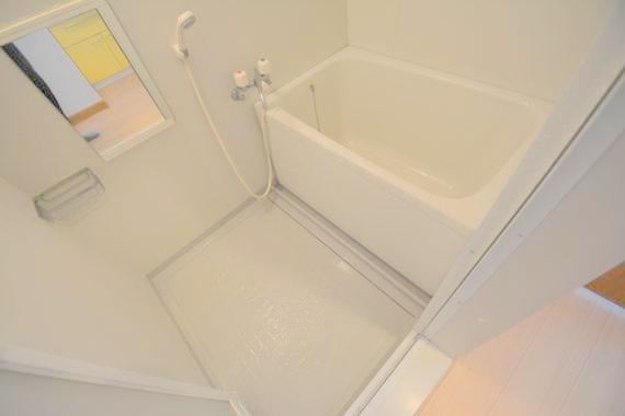 バス・シャワールーム　バスルームはトイレと別々で、広々としていますよ。