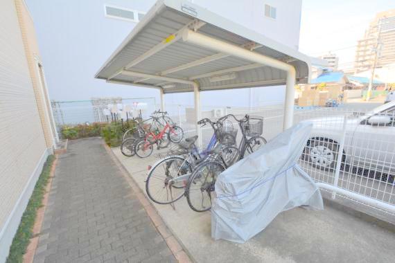 駐車場　敷地内にある駐輪場。雨の日にはうれしい屋根つきです。