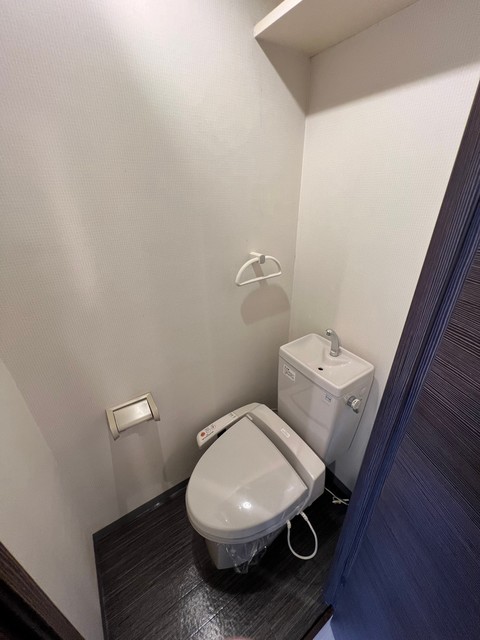 トイレ　落ち着いた色調のトイレです