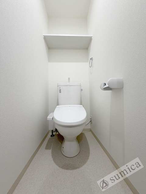トイレ　人気アイテムの温水洗浄便座。清潔感のあるトイレです。