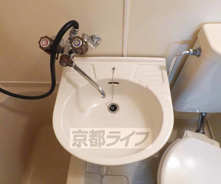 洗面設備　綺麗な洗面台です。