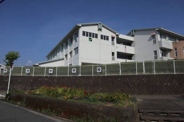 中学校　明洋中学校（中学校）まで530m