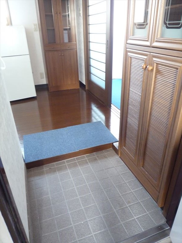 玄関　※写真は同物件の別部屋です