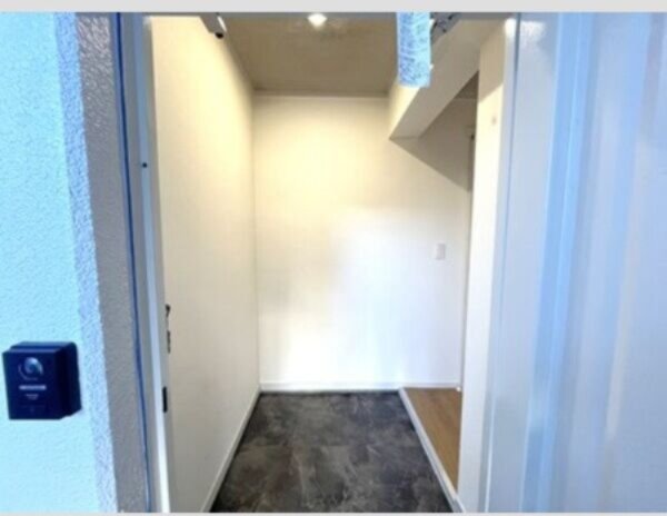 玄関　別部屋反転間取りのお写真となります。